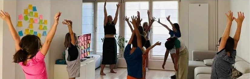 Enfants lors d'un exercice de sophrologie durant le stage BubblePop